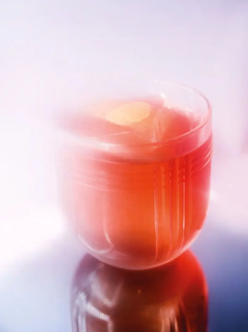 Il Flower Negroni, rosso, su un fondo rosa e azzurro.