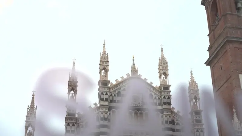 Dalla porta di Saint, la facciata del Duomo dietro la scritta SAINT sul vetro.