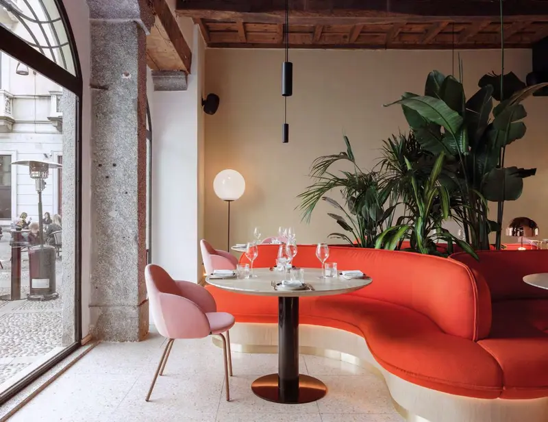 La sala col Fiore, il divano arancio, sotto un grande arco sulla piazza.