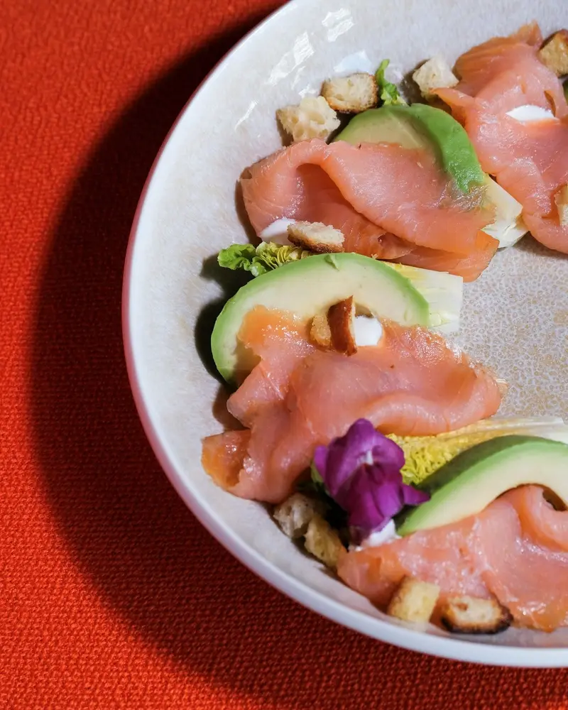 Salmone affumicato, avocado e crostini.